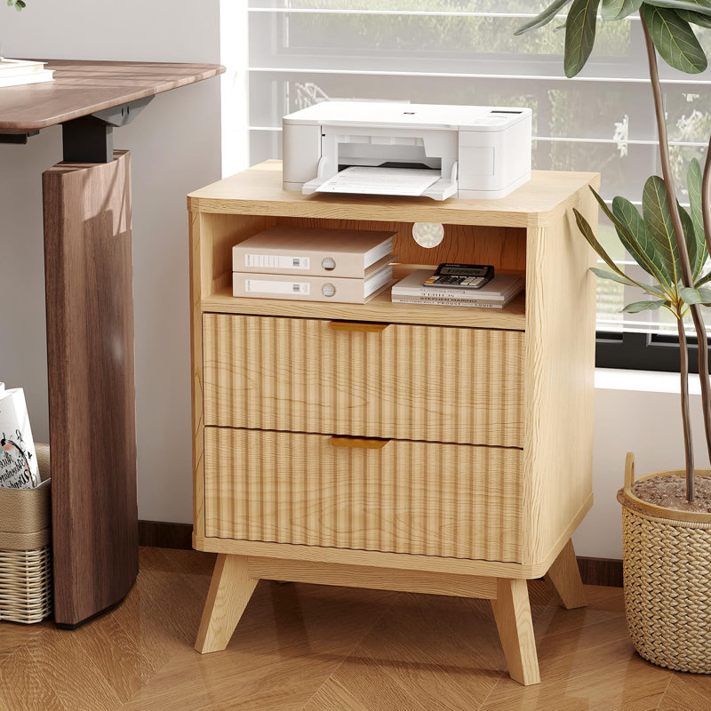 Table de chevet cannelée moderne avec station de charge USB et prises de courant - 2 tiroirs et tablette ouverte - Pieds en bois robuste - Table de chevet pour chambre à coucher, salon, bureau - couleur noyer