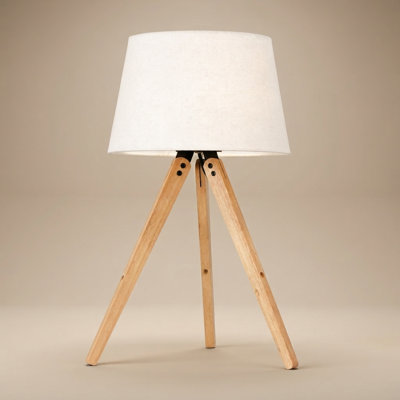 Table de chevet à trois pieds et lampe de table moderne