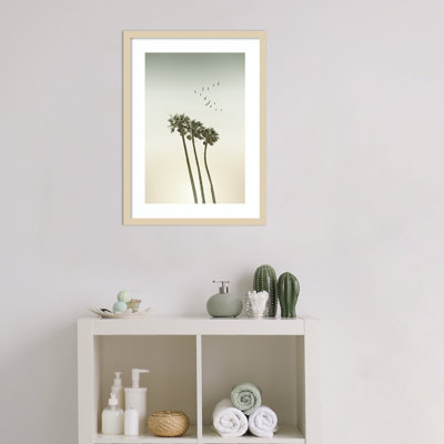 «Vintage minimalist palm arbres at sunset» par Korekiyo, reproduction d'art encadrée