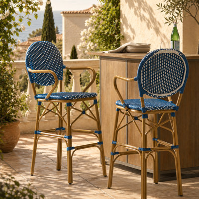 Ensemble de 2 chaises de patio à hauteur de comptoir avec accoudoirs, repose-pieds et motif tissé d'inspiration française