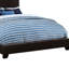 Grand lit à panneau brun - créant une chambre à coucher confortable et élégante à l'allure contemporaine et discrète-591857353-591857352