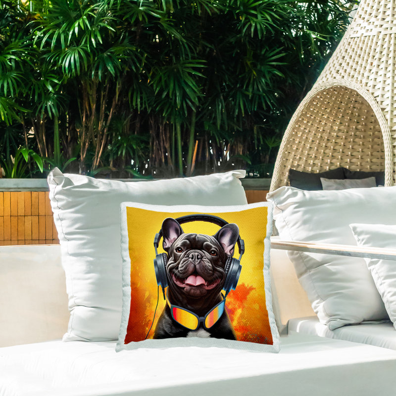 Coussin d'extérieur à imprimé chien et casque par Jim Baldwin
