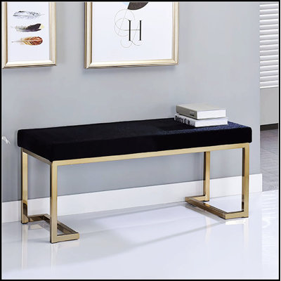 Banc moderne moderne avec siège rembourré noir et base en métal champagne, parfait pour les salons et les vestibules.