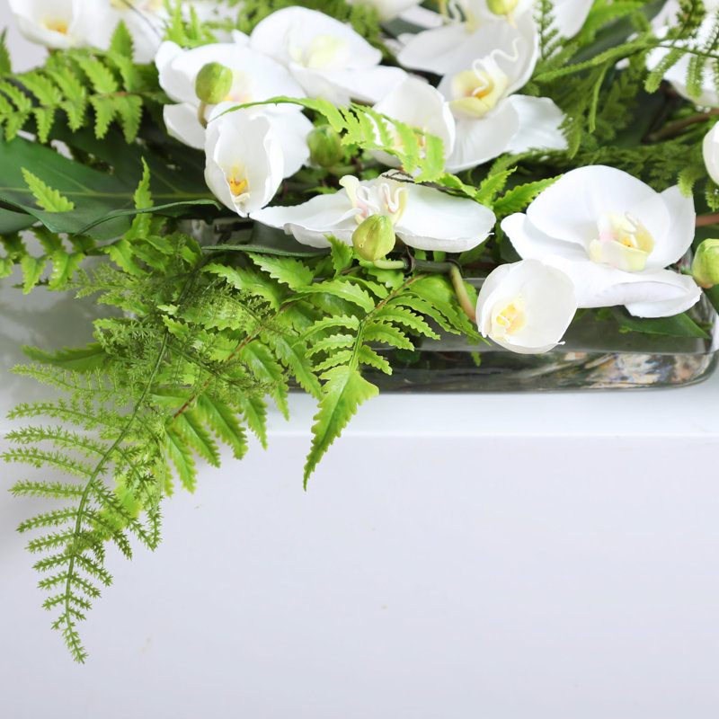 Arrangement floral carré, orchidée blanche, feuille de Monstera, fougère mixte flottant illusion d'eau de jardin
