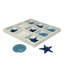 Jeu de morpion côtier avec pièces en bois blanchi et en résine bleue représentant la mer, 29,8 cm de large