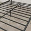 Structure de lit tapissier grand avec station de charge, plateforme en métal, tête de lit grise, sans sommier-133209507