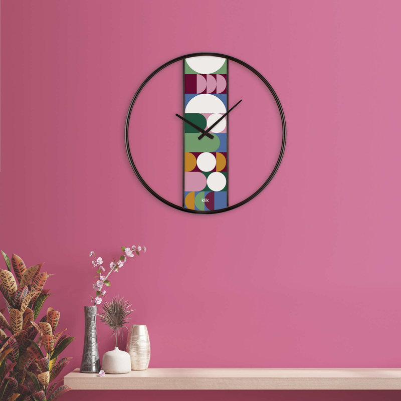Horloge murale élégante en métal 24,4 po x 24,4 po | 95% acier / 5% panneau de fibres à densité moyenne, mouvement de balayage silencieux | Parfait pour le salon, le bureau ou la chambre à coucher | Conception élégante et fabrication durable