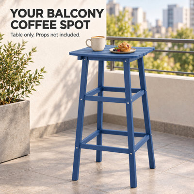Table de bar d'extérieur carrée de 107 cm (42 po), aspect bois, hauteur du bar, pieds robustes évasés avec traverses supérieures et inférieures, fini bleu mat, idéal pour balcon, terrasse ou jardin.