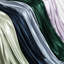 Drap de luxe en satin pour lit double - froissé. Convient aux matelas de 16 po. Comprend 1 drap plat, 4 taies d'oreiller et 4 taies décoratives. Doux et chaud, il adoucit les cheveux. La collection de literie peut accueillir jusqu'à-118755849-118755853