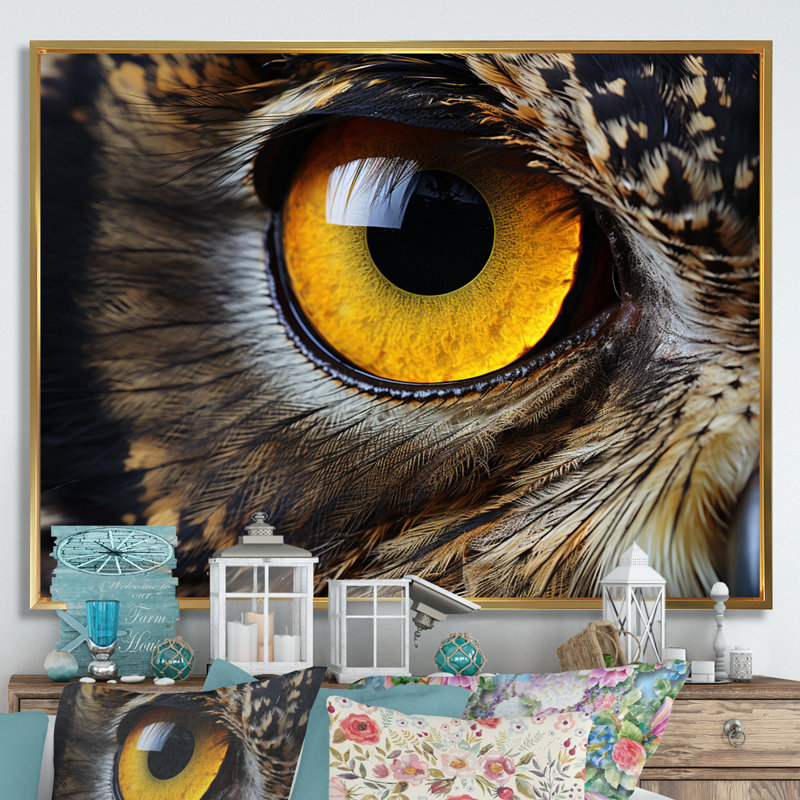 Gros plan sur l'oeil d'une chouette brune sur toile, Cadre flottant doré, H 12 po x l 20 po x P 1 po