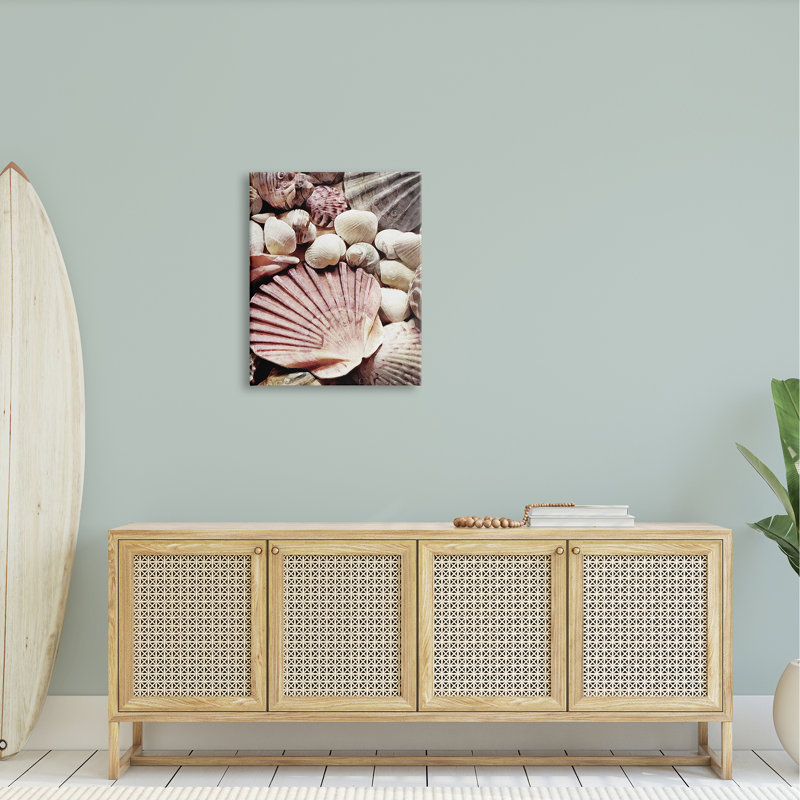 "Stacked Coastal Seashells", art mural sur toile par Ashley Aldridge, H 30 po x l 24 po x P 1,5 po, Toile tendue