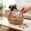 Panier de rangement réaliste en forme de chien avec une texture réaliste, une organisation fonctionnelle et un attrait de décor rustique.