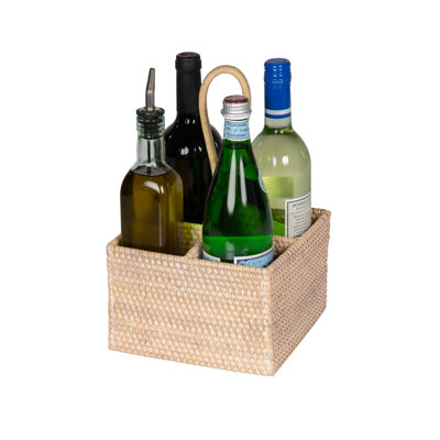 Panier en rotin et argenterie