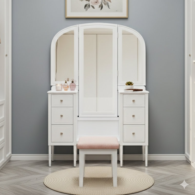 Meuble-lavabo de style antique avec miroir triple. Cet ensemble de coiffeuse à 6 tiroirs comprend un tabouret et un miroir pleine grandeur, conçu pour les vestiaires de chambre à coucher, en blanc.