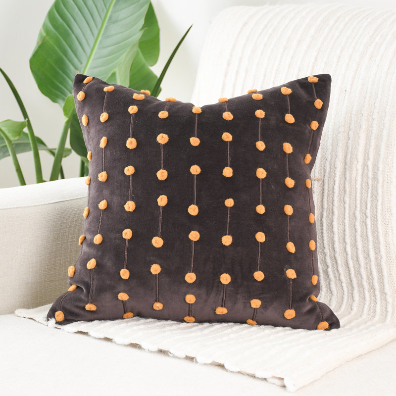 Housse de coussin décorative brodée en velours brun chocolat avec pompons