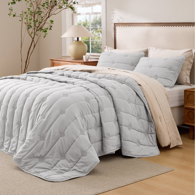 Bedsure Quilts–  Soft Cloud Lightweight Bedspread Coverlet Set with 2 Pillow Shams, Breathable & Cozy Quilt Set for All Season Use