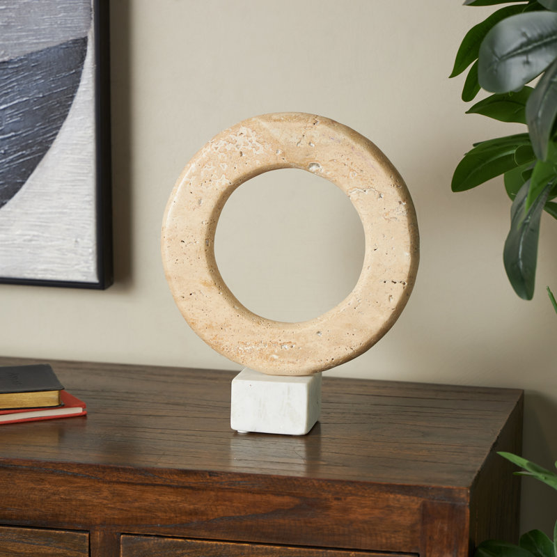 Sculpture abstraite en marbre crème avec base blanche