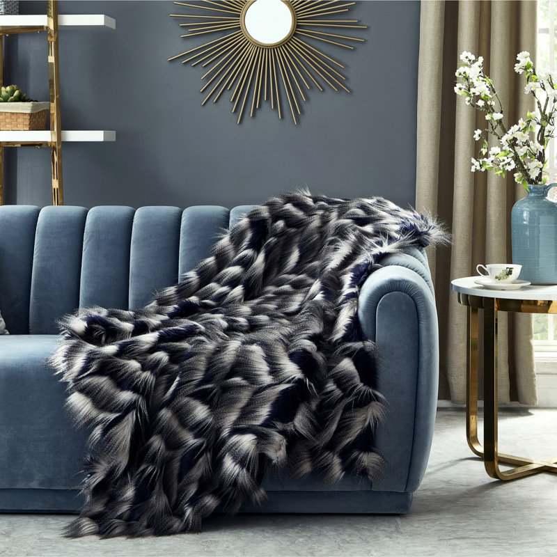 Jeté en fourrure synthétique Zayan 50 po x 60 po, bleu marine