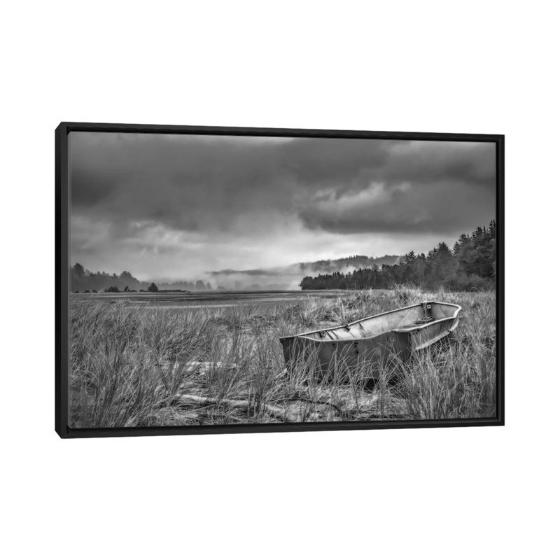 «Rowboat in the Dune Grasses», reproduction de photo sur toile, H 20 po x l 32 po x P 48 po, Toile avec cadre noir