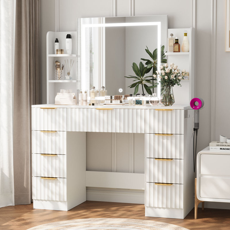 Coiffeuse avec 9 tiroirs et 6 tablettes ouvertes, avec miroir DEL et prises de courant