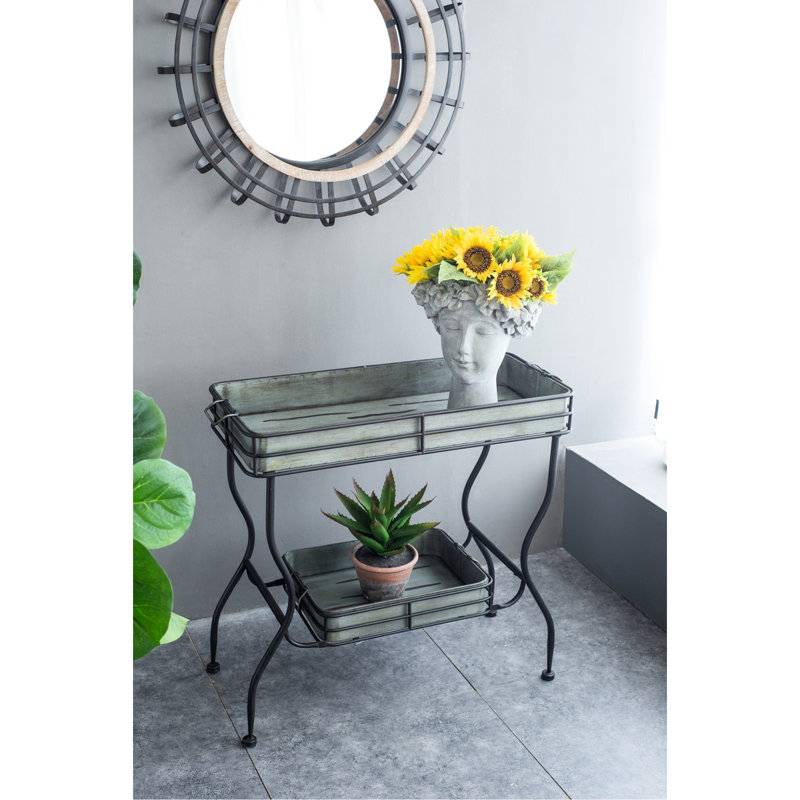 Une table-plateau en fer galvanisé de 32 x 15 x 31 po pour les boîtes de terrasse et comme décoration décorative dans le patio, deux plateaux spacieux, 18,3 lb, assemblage nécessaire pour jardiner différents réglages, manipulé