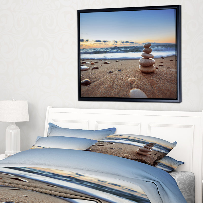 «Risa Stones Balance on Sandy Beach», photographie, H 16 po x l 32 po x P 1 po, Toile avec cadre flottant