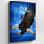 Toile, un majestueux aigle à tête blanche chauve à travers un ciel dramatique, art mural entièrement déployé, présentant des détails de plumes complexes dans des tons d'art mural-297916111