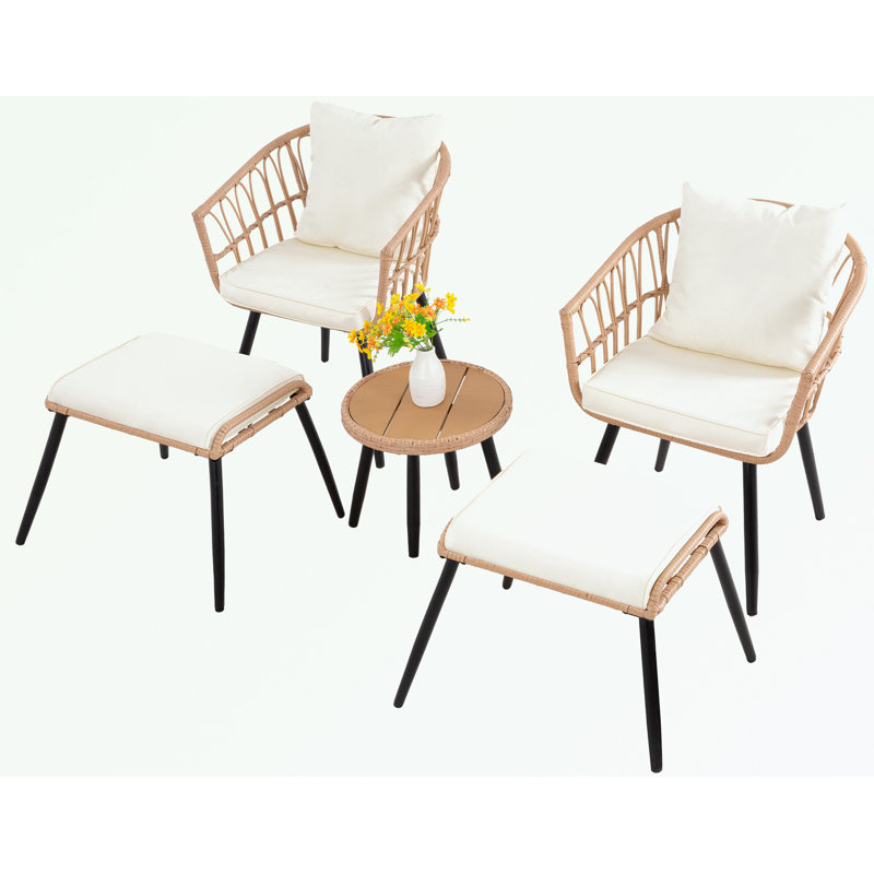 Ensemble de patio 5 pièces en osier avec deux repose-pieds et table basse, Coussin beige / structure naturelle