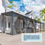Pergolas murales avec rideaux et filet Lean-To-122684188