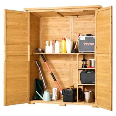 Remise de rangement extérieure en bois, remise à outils de jardin imperméable (55,12 po x 23,62 po x 67,52 po, 85 lb) - Idéal pour le jardin / cour, bois de cèdre naturel (imperméable / résistant à la corrosion), toit incliné en métal galvanisé (résistant aux intempéries)