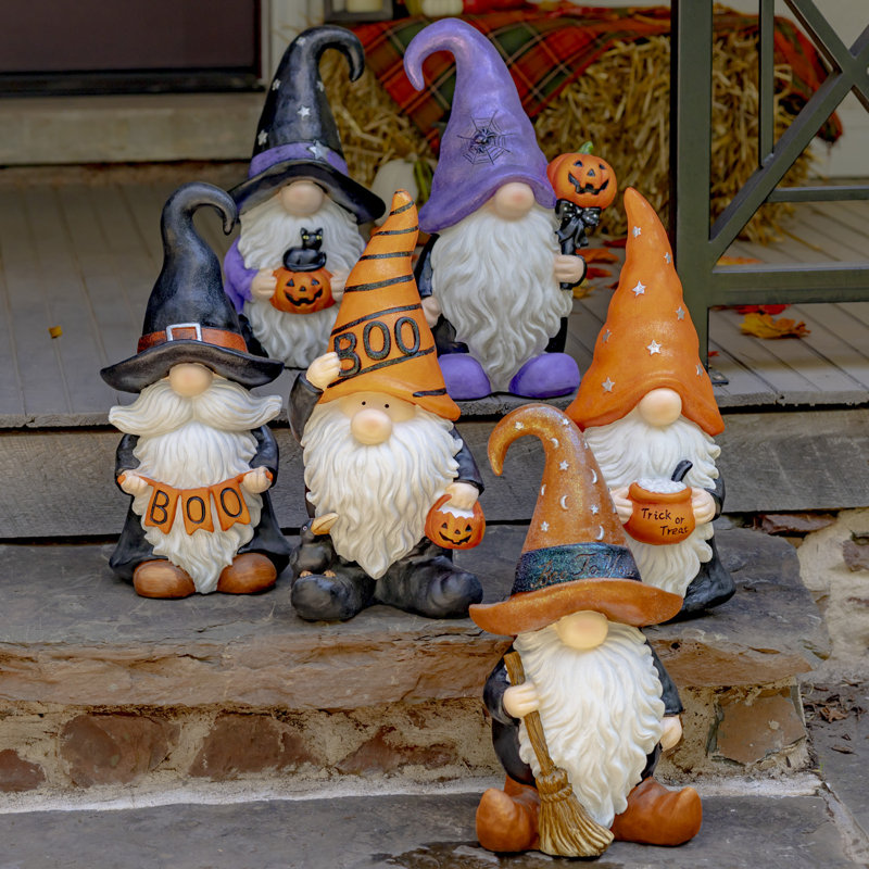 Gnome d'Halloween sorcier avec balai et chapeau brun «The Hobgoblins»