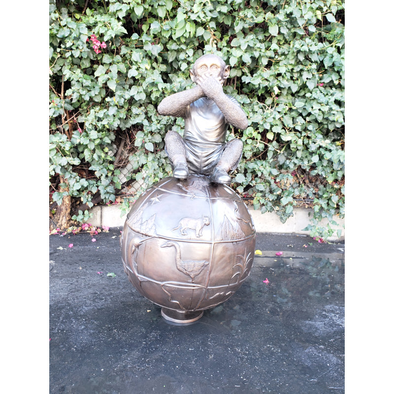 Statue en bronze d'un singe sur une boule ornée - Taille: L 23 po x l 23 po x H 44 po.
