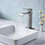 Robinet de lavabo de salle de bain à poignée simple en nickel brossé avec flux laminaire