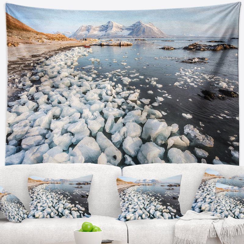 Tapisserie spitsbergen en polyester ensoleillé de couleur arctique avec accessoires suspendus inclus, H 50 po x l 60 po
