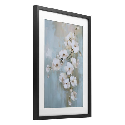 Fading White Flowers on Blue, reproduction encadrée sous verre, conception de Gina Kelly