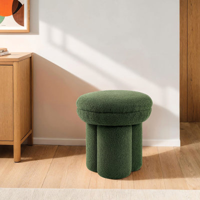 Tabouret décoratif contemporain, base piédestal, l 17,5 po de profondeur, 19 po de hauteur, revêtement en peau de mouton, pour salon, l 17,5 po x P 17,5 po, espace principal
