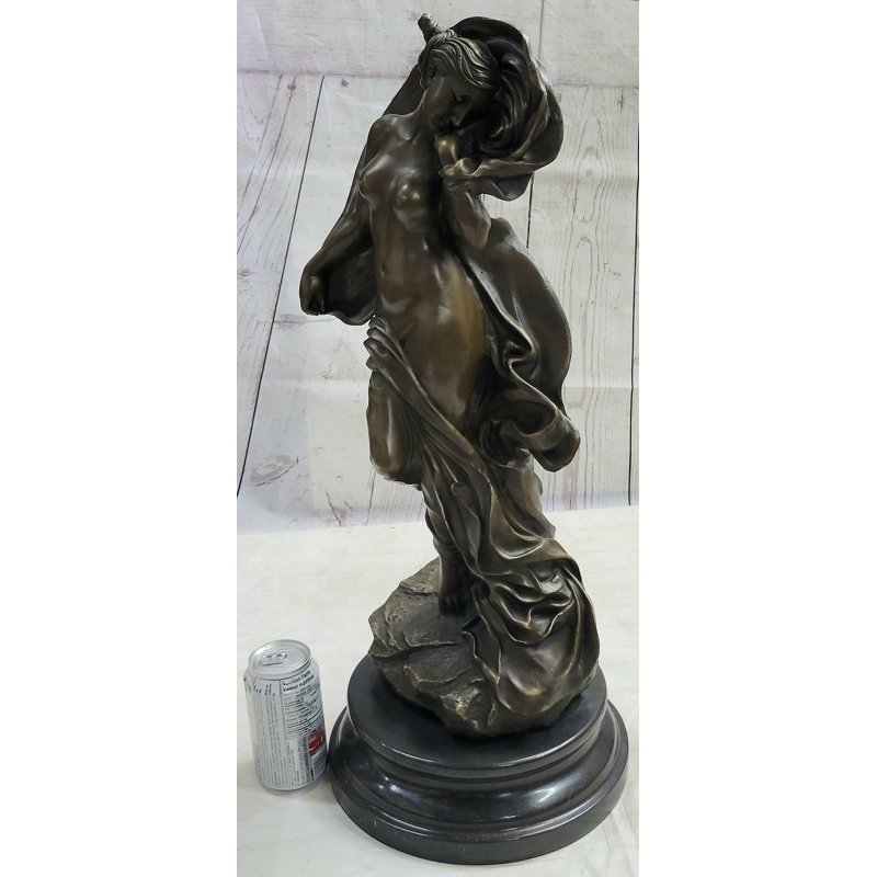 Sculpture sensuelle nue dans une statue de bronze