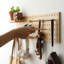 Tablette avec crochets de rangement en bois