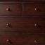 Commode haute Umer, 6 tiroirs, boutons ronds, base de socle, bois noir-129099800