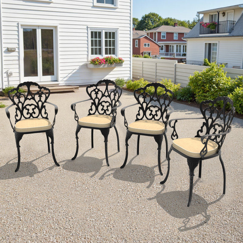 Ensemble de salle à manger de patio avec table ronde Akiesha, coussins blanc cassé inclus, 4