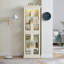 Meuble blanc antique avec de nombreux espaces de rangement et un éclairage intégré, cave à vin vitrée éclairée, rangement personnalisable.