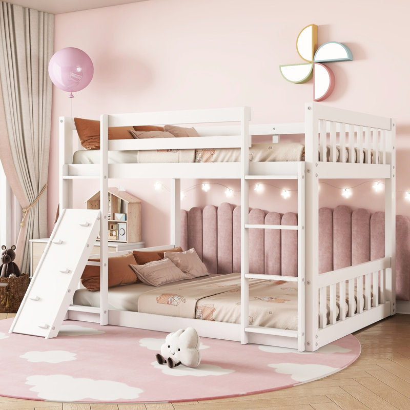 Lit simple superposé au-dessus du sol avec maisonnette, rampe d'escalade, - configuration de chambre à coucher peu encombrante, pièce essentielle moderne blanche