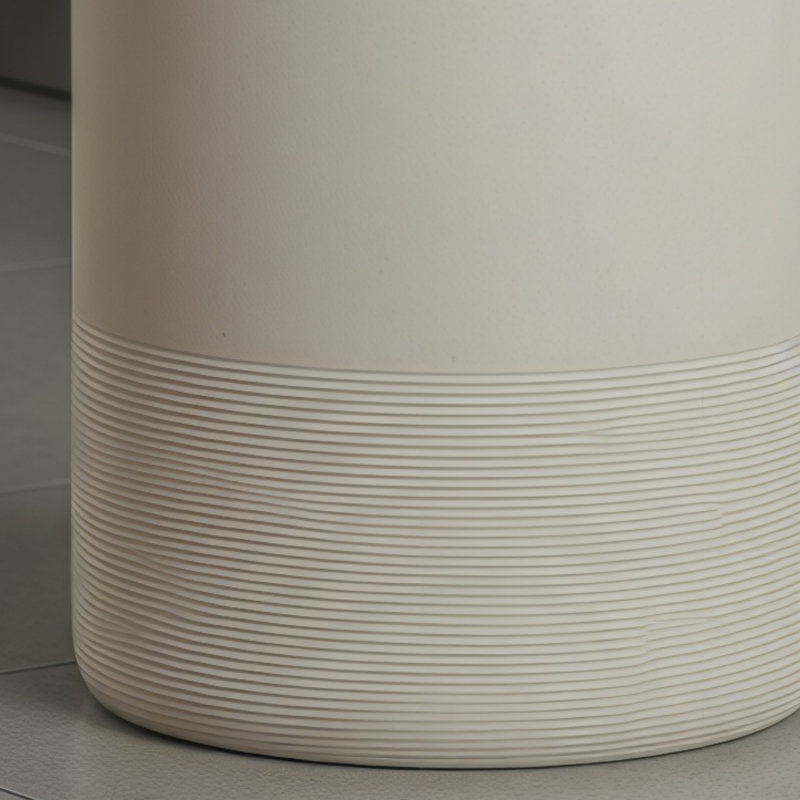 Poubelle en résine de polyester de haute qualité, adaptée à de multiples cas de figure, y compris la salle de bain, la cuisine et le bureau.