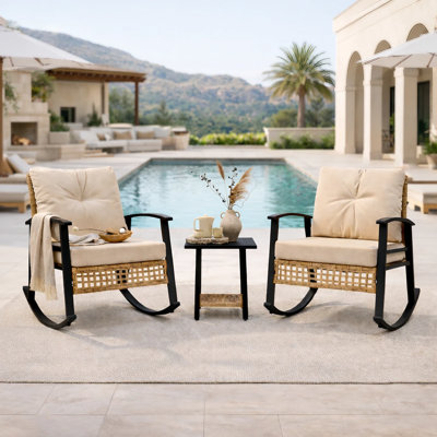 Ensemble bistro 3 pièces, ensemble de chaises berçantes d'extérieur avec 2 chaises berçantes et table d'appoint à 2 niveaux, meubles de patio en rotin PE avec coussins en oléfine