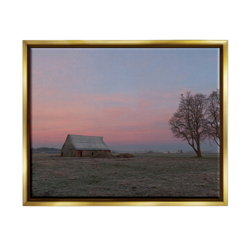 Art mural sur toile Lone Grassland Cabin, H 17 po x l 21 po x P 1,7 po, Cadre flottant métallique doré
