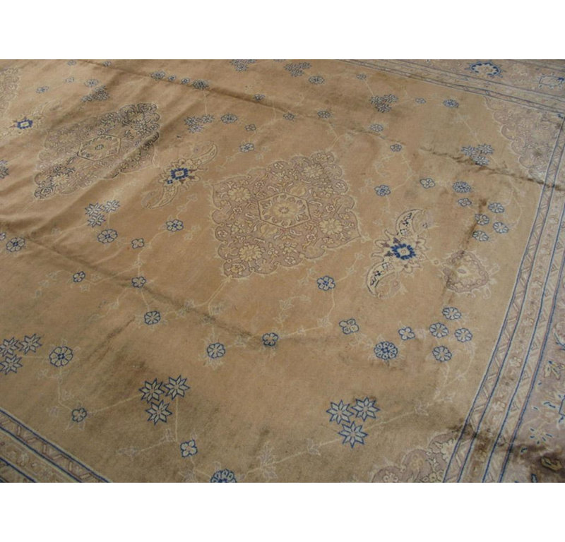Tapis Borlou antique de couleur chameau appréciable avec une jolie petite fleur