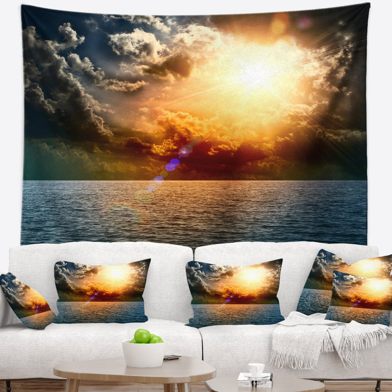 Tapisserie jaune coucher de soleil au milieu de l’océan, H 50 po x l 60 po