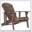 Chaise Adirondack pliable en bois d'acacia avec des lattes traditionnelles, un design rustique et de larges accoudoirs pour un confort extérieur