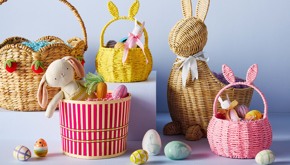 Paniers de Pâques, figurine de lapin et œufs décorés.
