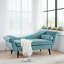 Chaise longue avec accoudoirs à volutes, rembourrage en éponge confortable à haute densité et pieds en bouleau effilés pour une détente élégante.